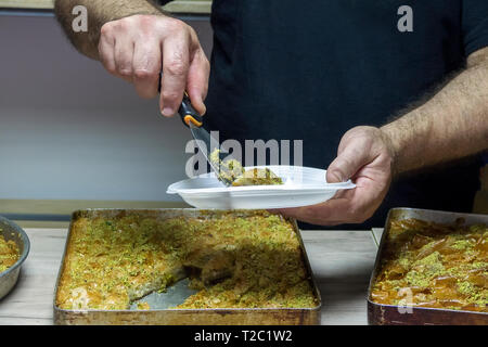 Baklava servant dans une boutique Arabe Banque D'Images