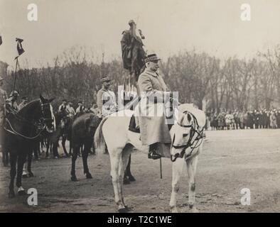 Francia. Primera guerra mundial (1914-1918). El mariscal Henri Philippe Pétain (1856-1951) asistiendo al desfile de las tropas francesas un su entrada en la villa de Metz. Banque D'Images