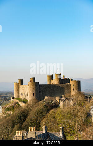 Château de Harlech, Gwynedd, au nord du Pays de Galles, Royaume-Uni. Il a été construit par le roi Édouard I en 1282, et donne sur la petite ville de Harlech et la mer d'Irlande Banque D'Images