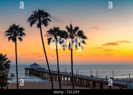 Coucher du soleil à California Beach, Manhattan Beach, Los Angeles, USA. Banque D'Images