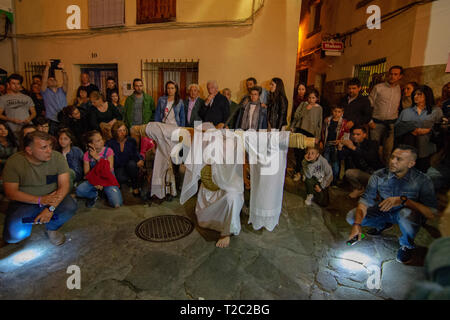 Valverde de la Vera, Caceres, Espagne ; Avril 2017 : le Vendredi saint eve lieu le rituel de l'Empalaos Empaled (LE). Est-ce qu'un pénitent via crucis ar Banque D'Images