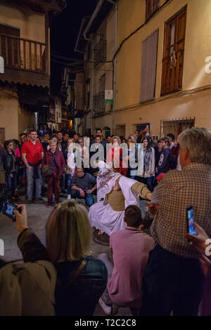 Valverde de la Vera, Caceres, Espagne ; Avril 2017 : le Vendredi saint eve lieu le rituel de l'Empalaos Empaled (LE). Est-ce qu'un pénitent via crucis ar Banque D'Images