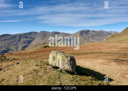 Crinkle Crags, vu de Raven Crag sur les pentes inférieures du Langdale Pikes, Langdale, Lake District, Cumbria Banque D'Images