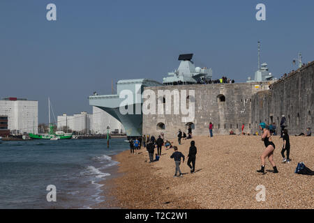 Le HMS Queen Elizabeth de quitter le port de Portsmouth en passant la tour ronde vieux Portsmouth, des foules se sont réunis pour voir son arrêt. Banque D'Images