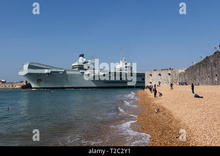 Le HMS Queen Elizabeth de quitter le port de Portsmouth en passant la tour ronde vieux Portsmouth, des foules se sont réunis pour voir son arrêt. Banque D'Images