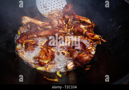 L'agneau dans un grand chaudron en fonte sur le feu. Cuisson Pilaf. Banque D'Images