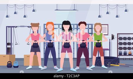 Les sportifs faisant des exercices de groupe avec kettlebell filles avec guy formation en séance de gym concept de vie sain santé moderne studio club Illustration de Vecteur