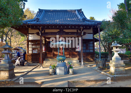 Maneki-Neko en agitant le Gotokuji cat de statues dans le Temple dans le quartier de Setagaya de Tokyo au Japon. Selon la légende, ce temple est le lieu de naissance o Banque D'Images