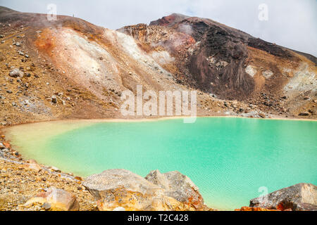 Au Emerald Lake Alpine Tongariro Crossing tramping track, l'un des plus populaires randonnées d'une journée en Nouvelle-Zélande. La voie traversant le Parc National de Tongariro Banque D'Images