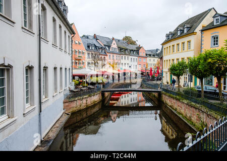 Terrasses de restaurants le long de la Sarre dans le centre de Bernkastel-kues, Allemagne.. Banque D'Images