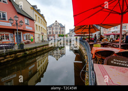 Terrasses de restaurants le long de la Sarre dans le centre de Bernkastel-kues, Allemagne. Banque D'Images