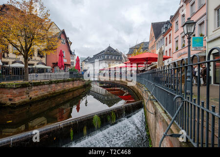 Terrasses de restaurants le long de la Sarre dans le centre de Bernkastel-kues, Allemagne. Banque D'Images