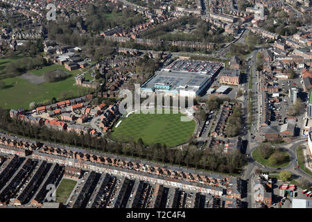Vue aérienne de Cricket Darlington & Athletic Club & Sainsburys Superstore, Darlington Banque D'Images