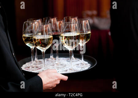 Un waiter holding un bac rempli de boissons pendant un mariage ou un autre événement spécial Banque D'Images