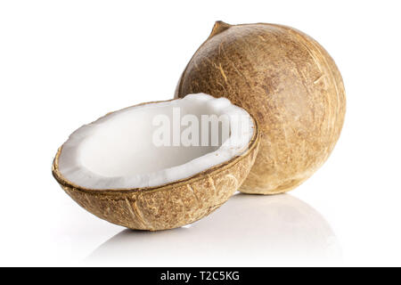 Groupe d'un ensemble de la moitié de la noix de coco bio frais isolé sur fond blanc Banque D'Images
