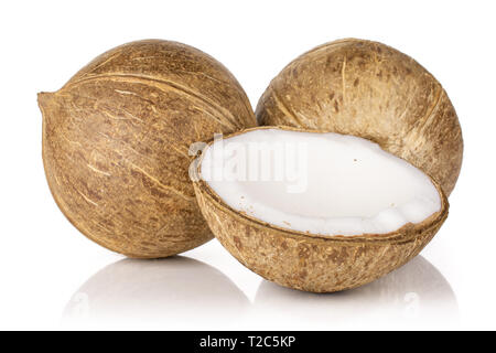 Groupe de deux ensemble la moitié de la noix de coco bio frais isolé sur fond blanc Banque D'Images