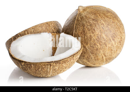 Groupe d'un ensemble de deux moitiés de noix de coco bio frais un morceau est coupé isolé sur fond blanc Banque D'Images