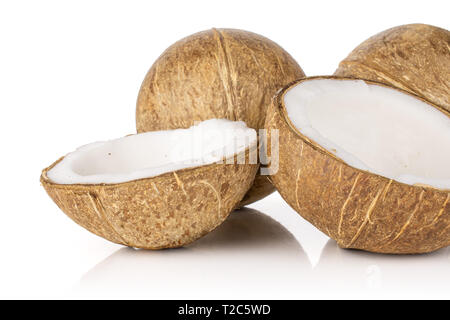 Groupe de deux ensemble deux moitiés de noix de coco bio frais isolé sur fond blanc Banque D'Images