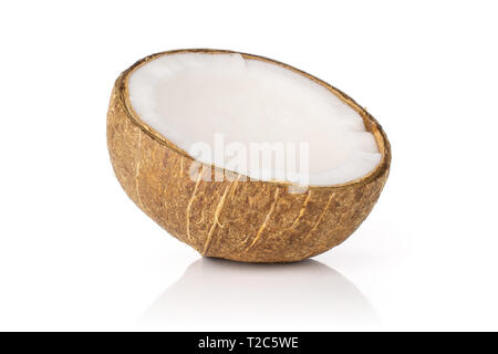 Une moitié de noix de coco bio frais isolé sur fond blanc Banque D'Images