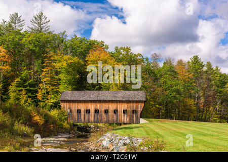 Vieux pont couvert en milieu rural Vermont, aux États-Unis. Banque D'Images