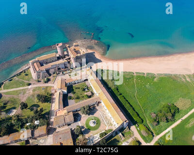 Vue aérienne du château de Santa Severa, au nord de Rome, Italie. Banque D'Images