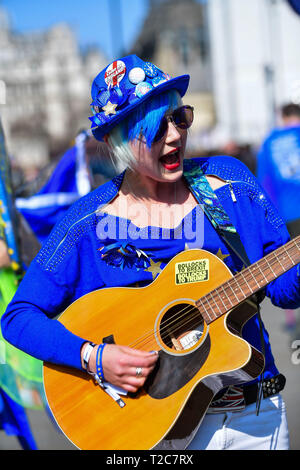 Madeleina Kay, jeune Européen de l'année 2018 habillé de bleu est titulaire d'un drapeau de l'UE et divertissent le public en chantant sur Brexit en dehors des chambres du Parlement, Westminster, Londres, avant la dernière série de débats à la Chambre des communes concernant les questions Brexit. Banque D'Images