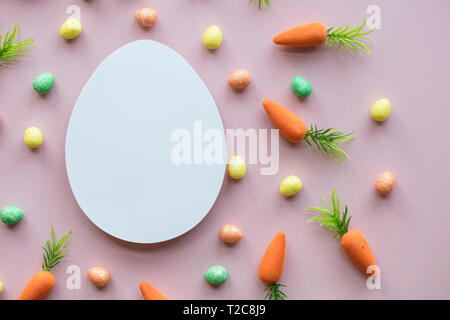 Blanc Blanc Fond De Pâques avec des oeufs et carottes lapin easte Banque D'Images