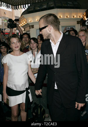 Toronto, Canada. 10 Sep, 2005. (Afp) - L'acteur américain Heath Ledger (R) détient la main de sa petite amie et l'actrice Michelle Williams à l'arrivée pour la première de son nouveau film 'Brokeback Mountain' à la 30e Festival International du Film de Toronto à Toronto, Canada, 10 septembre 2005. Credit : Hubert Boesl | worldwide/dpa/Alamy Live News Banque D'Images