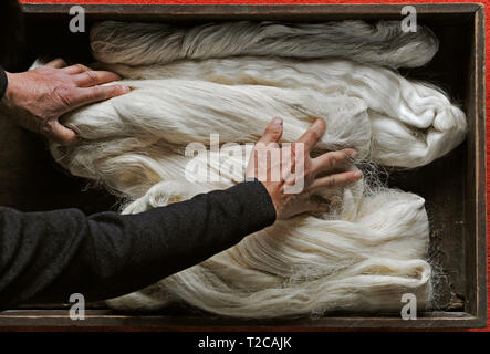 Beijing, Chine, Province de Zhejiang. Mar 29, 2019. Un membre du personnel trie la soie Jili collection à un musée de Shanghai, la Chine de l'est la province du Zhejiang, le 29 mars 2019. Credit : Tan Jin/Xinhua/Alamy Live News Banque D'Images