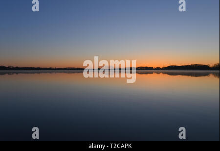 01 avril 2019, le Brandebourg, Groß Schauen : le lever du soleil sur la réserve naturelle Groß Schauener Seenkette colorée brille. De vastes régions de la zone protégée appartiennent au paysage naturel Sielmann. Photo : Patrick Pleul/dpa-Zentralbild/ZB Banque D'Images