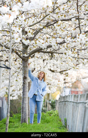 Brighton, UK. 1er avril 2019. Une femme jouit d'une belle promenade parmi les fleurs de printemps dans le Queens Park Brighton sur un temps ensoleillé mais froid matin . Le temps devrait se refroidir considérablement dans le Royaume-Uni avec les orages et la pluie en raison de sur des parties du pays d'ici quelques jours de crédit : Simon Dack/Alamy Live News Banque D'Images