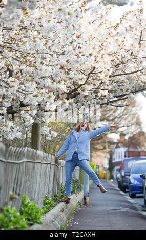 Brighton, UK. 1er avril 2019. Une femme jouit d'une belle promenade parmi les fleurs de printemps dans le Queens Park Brighton sur un temps ensoleillé mais froid matin . Le temps devrait se refroidir considérablement dans le Royaume-Uni avec les orages et la pluie en raison de sur des parties du pays d'ici quelques jours de crédit : Simon Dack/Alamy Live News Banque D'Images