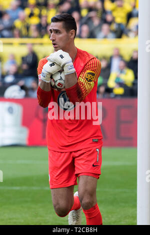 Dortmund, Allemagne. 30Th Mar, 2019. gardien Koen CASTEELS (WOB) la balle, fvssngt, avec balle, simple action avec ballon, l'action, la moitié de la figure, la moitié de la figure, format vertical, 1er Football Bundesliga, 27e journée, Borussia Dortmund (NE) - VfL Wolfsburg (WOB) 2 : 0, le 30.03.2019 à Dortmund/Allemagne. ¬ | Conditions de crédit dans le monde entier : dpa/Alamy Live News Banque D'Images