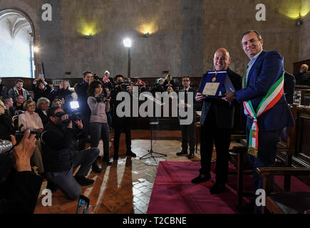 Le directeur Ferzan Ozpetek à partir d'aujourd'hui, citoyen d'honneur de Naples, la cérémonie a eu lieu dans la Sala dei Baroni au Maschio Angioino, avec la présence de l'actrice Silvana Ranieri et le maire Luigi De Magistris. 29/03/2019, Naples, Italie Banque D'Images