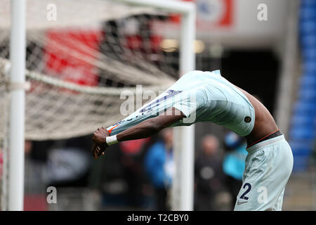 Antonio Rudiger de Chelsea retire sa chemise pour donner à un fan de Chelsea après le match. Premier League match, Cardiff City v Chelsea au Cardiff City Stadium le dimanche 31 mars 2019. Cette image ne peut être utilisé qu'à des fins rédactionnelles. Usage éditorial uniquement, licence requise pour un usage commercial. Aucune utilisation de pari, de jeux ou d'un seul club/ligue/dvd publications. Photos par Andrew Andrew/Verger Verger la photographie de sport/Alamy live news Banque D'Images