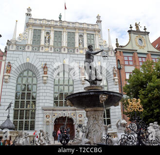 08 juillet 2018, Pologne, Danzig : la fontaine de Neptune avec statue en bronze de la mer Dieu se tient dans l'Langgasse à Gdansk. La fontaine a été érigée en 1633 en face de l'Artushof (lumineux bâtiment en arrière-plan). L'Artushof bâtiment a été détruit pendant la Seconde Guerre mondiale et reconstruite entre 1948 et 1997. Gdansk Gdansk (en polonais) est un port maritime sur la côte baltique de la Pologne. Photo : Holger Hollemann/dpa Banque D'Images