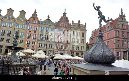 Danzig, Pologne. 08 juillet, 2018. La fontaine de Neptune avec statue en bronze de la mer Dieu se tient dans l'Langgasse devant les maisons historiques de Gdansk. La fontaine a été érigée en 1633. Gdansk Gdansk (en polonais) est un port maritime sur la côte baltique de la Pologne. Credit : Holger Hollemann/dpa/Alamy Live News Banque D'Images