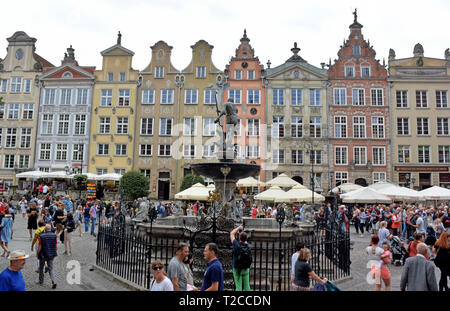 Danzig, Pologne. 08 juillet, 2018. La fontaine de Neptune avec statue en bronze de la mer Dieu se tient dans l'Langgasse devant les maisons historiques de Gdansk. La fontaine a été érigée en 1633. Gdansk Gdansk (en polonais) est un port maritime sur la côte baltique de la Pologne. Credit : Holger Hollemann/dpa/Alamy Live News Banque D'Images