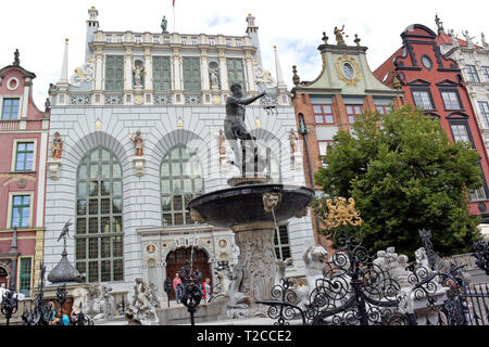 Danzig, Pologne. 08 juillet, 2018. La fontaine de Neptune avec statue en bronze de la mer Dieu se tient dans l'Langgasse à Gdansk. La fontaine a été érigée en 1633 en face de l'Artushof (lumineux bâtiment en arrière-plan). L'Artushof bâtiment a été détruit pendant la Seconde Guerre mondiale et reconstruite entre 1948 et 1997. Gdansk Gdansk (en polonais) est un port maritime sur la côte baltique de la Pologne. Credit : Holger Hollemann/dpa/Alamy Live News Banque D'Images