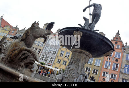 Danzig, Pologne. 08 juillet, 2018. La fontaine de Neptune avec statue en bronze de la mer Dieu se tient dans l'Langgasse à Gdansk. La fontaine a été érigée en 1633. Gdansk Gdansk (en polonais) est un port maritime sur la côte baltique de la Pologne. Credit : Holger Hollemann/dpa/Alamy Live News Banque D'Images