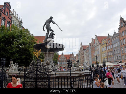 Danzig, Pologne. 08 juillet, 2018. La fontaine de Neptune avec statue en bronze de la mer Dieu se tient dans l'Langgasse devant les maisons historiques de Gdansk. La fontaine a été érigée en 1633. Gdansk Gdansk (en polonais) est un port maritime sur la côte baltique de la Pologne. Credit : Holger Hollemann/dpa/Alamy Live News Banque D'Images