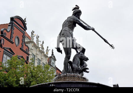 Danzig, Pologne. 08 juillet, 2018. La fontaine de Neptune avec statue en bronze de la mer Dieu se tient dans l'Langgasse à Gdansk. La fontaine a été érigée en 1633. Gdansk Gdansk (en polonais) est un port maritime sur la côte baltique de la Pologne. Credit : Holger Hollemann/dpa/Alamy Live News Banque D'Images