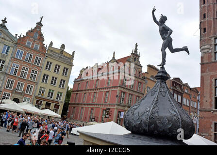 Danzig, Pologne. 08 juillet, 2018. La fontaine de Neptune avec statue en bronze de la mer Dieu se tient dans l'Langgasse devant les maisons historiques de Gdansk. La fontaine a été érigée en 1633. Gdansk Gdansk (en polonais) est un port maritime sur la côte baltique de la Pologne. Credit : Holger Hollemann/dpa/Alamy Live News Banque D'Images