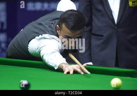 Beijing, Chine. 1er avril 2019. Kishan Hirani d'Angleterre fait concurrence au cours du premier match contre Neil Robertson, de l'Australie au 2019 World Snooker tournoi Open de Chine à Beijing, capitale de Chine, le 1er avril 2019. Jundong Crédit : Li/Xinhua/Alamy Live News Banque D'Images