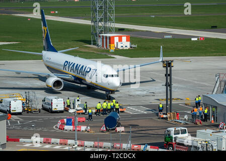 Ryanair est devenue la dernière compagnie aérienne à commencer ses opérations à partir de l'aéroport en expansion de l'Essex, avec des vols qui débuteront le 2 avril vers Alicante et Palma de Majorque (Espagne), Kosice (Slovaquie) et Dublin avec un certain nombre d'autres destinations à suivre plus tard en avril et septembre. Pour faciliter les premiers vols, deux Boeing 737 de Ryanair sont arrivés pour les liaisons du lendemain Banque D'Images