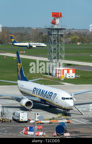 Ryanair est devenue la dernière compagnie aérienne à commencer ses opérations à partir de l'aéroport en expansion de l'Essex, avec des vols qui débuteront le 2 avril vers Alicante et Palma de Majorque (Espagne), Kosice (Slovaquie) et Dublin avec un certain nombre d'autres destinations à suivre plus tard en avril et septembre. Pour faciliter les premiers vols, deux Boeing 737 de Ryanair sont arrivés pour les liaisons du lendemain Banque D'Images