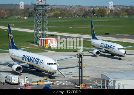 Ryanair est devenue la dernière compagnie aérienne à commencer ses opérations à partir de l'aéroport en expansion de l'Essex, avec des vols qui débuteront le 2 avril vers Alicante et Palma de Majorque (Espagne), Kosice (Slovaquie) et Dublin avec un certain nombre d'autres destinations à suivre plus tard en avril et septembre. Pour faciliter les premiers vols, deux Boeing 737 de Ryanair sont arrivés pour les liaisons du lendemain Banque D'Images