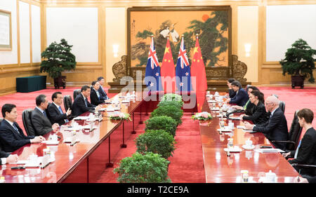 Beijing, Chine. 1er avril 2019. Le Premier ministre chinois Li Keqiang rencontre le Premier Ministre de la Nouvelle-Zélande à l'Ardern Jacinda Grand Hall du Peuple à Beijing, capitale de Chine, le 1er avril 2019. Credit : Huang Jingwen/Xinhua/Alamy Live News Banque D'Images