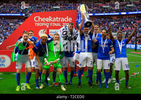 Londres, Royaume-Uni. Mar 31, 2019. Portsmouth FC joueurs soulever le trophée et célébrer leur victoire. Checkatrade trophy match final, Portsmouth v Sunderland au stade de Wembley à Londres le dimanche 31 mars 2019. Cette image ne peut être utilisé qu'à des fins rédactionnelles. Usage éditorial uniquement, licence requise pour un usage commercial. Aucune utilisation de pari, de jeux ou d'un seul club/ligue/dvd publications pic par Steffan Bowen/Andrew Orchard la photographie de sport/Alamy live news Crédit : Andrew Orchard la photographie de sport/Alamy Live News Banque D'Images