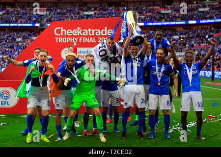 Londres, Royaume-Uni. Mar 31, 2019. Portsmouth FC joueurs soulever le trophée et célébrer leur victoire. Checkatrade trophy match final, Portsmouth v Sunderland au stade de Wembley à Londres le dimanche 31 mars 2019. Cette image ne peut être utilisé qu'à des fins rédactionnelles. Usage éditorial uniquement, licence requise pour un usage commercial. Aucune utilisation de pari, de jeux ou d'un seul club/ligue/dvd publications pic par Steffan Bowen/Andrew Orchard la photographie de sport/Alamy live news Crédit : Andrew Orchard la photographie de sport/Alamy Live News Banque D'Images